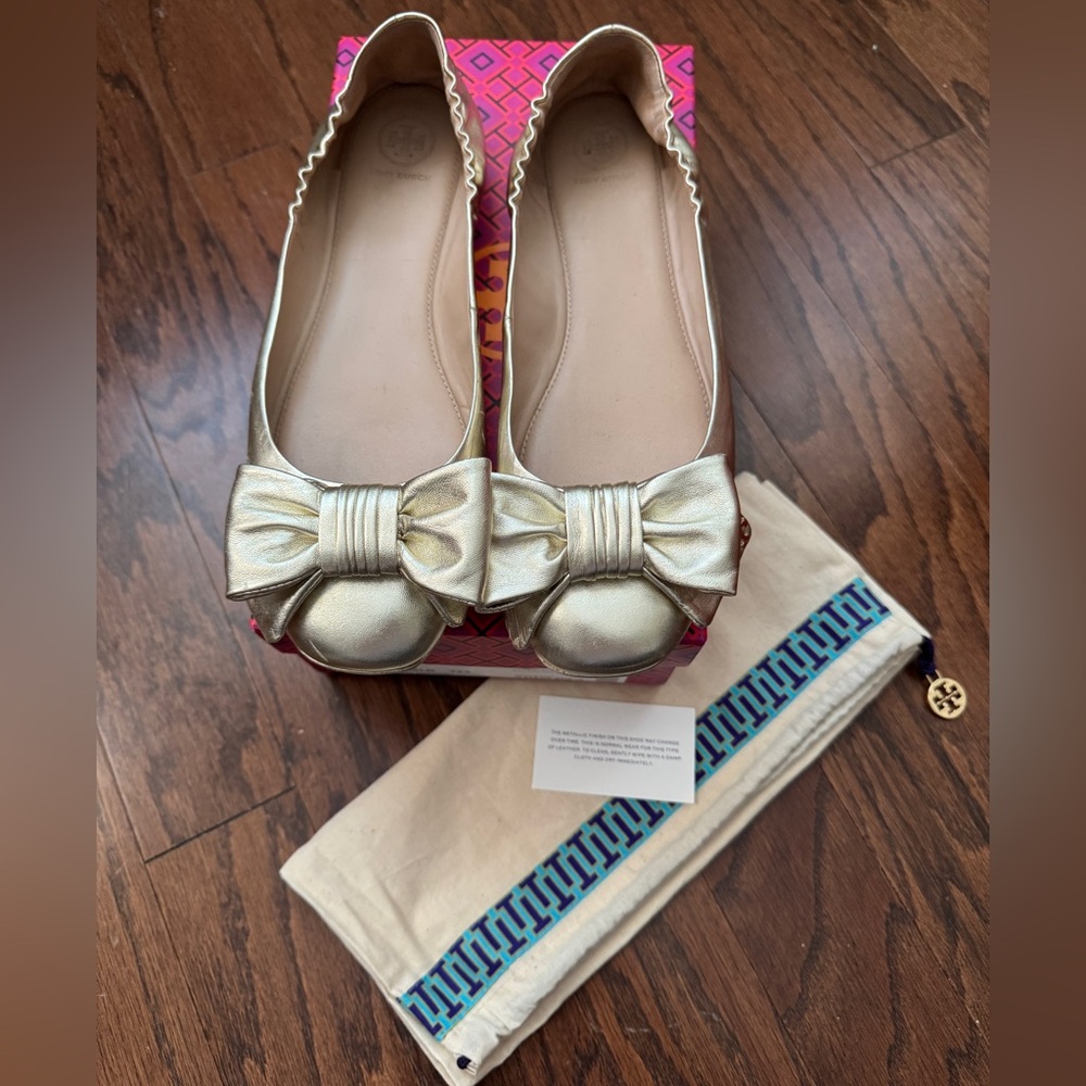 Tory Burch Divine Bow Driver - Spark Gold. Size 10